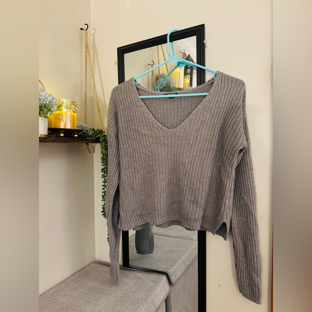 Wild Fable grey long-sleeve cropped sweater, v-neck, short split sides, size M